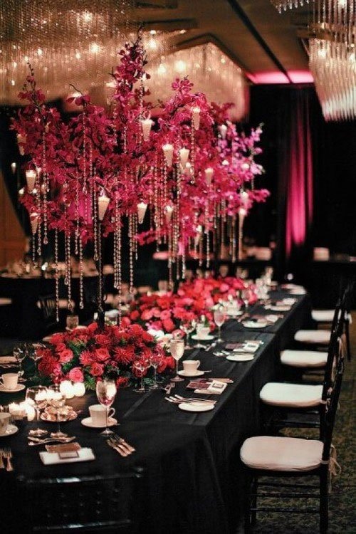 decor fushia noir table, decor table noir et fushia mariage, lustre mariage, decor a suspendre mariage, decor au dessus table mariage,